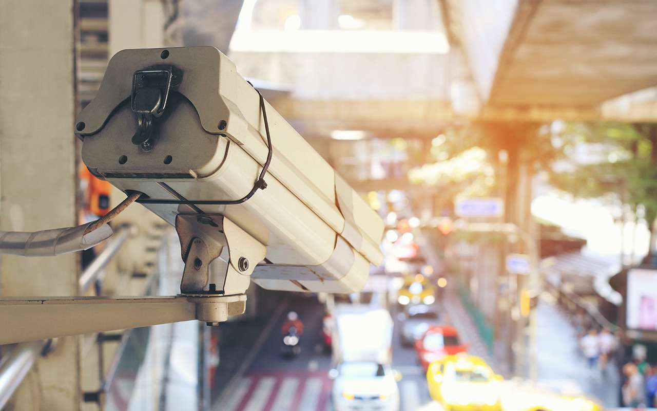 Нейросеть не будет принимать решений. Ее задача — указывать на несоответствия