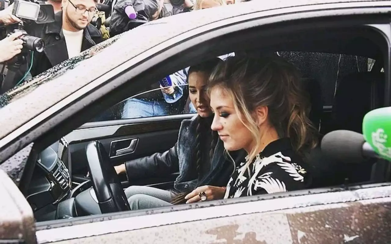 Бузова вручила победительнице конкурса «новый» автомобиль: он уже сменил двух владельцев и был в двух ДТП