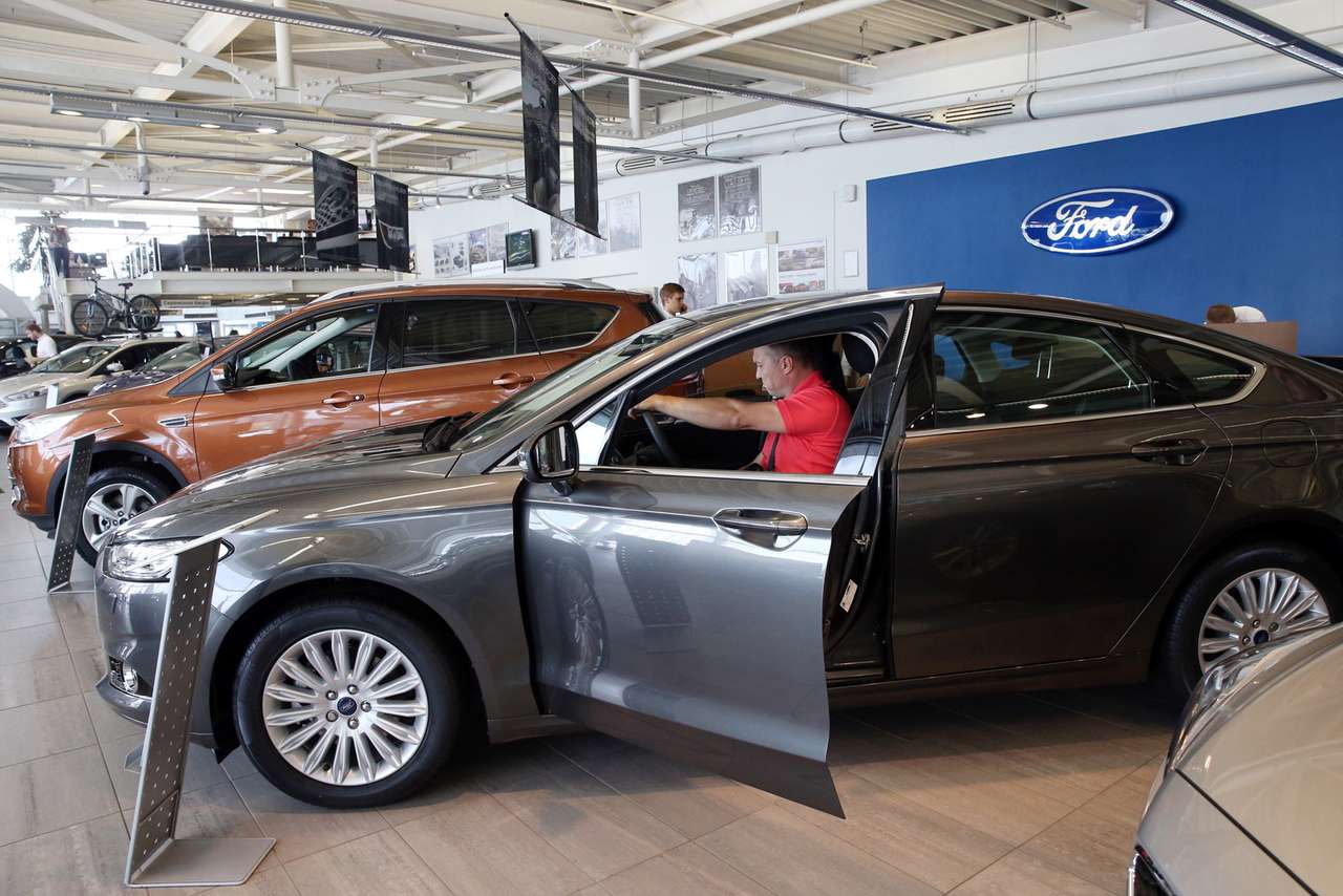 Меры господдержки обеспечили продажи половины машин