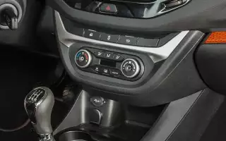 На прежние Весты (на фото – Vesta SW Cross) климат-контроль ставили, но после «перезагрузки» остался лишь кондиционер