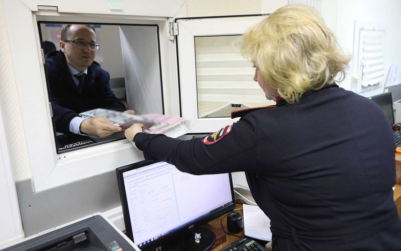 Водителям начали выдавать госномера новой серии