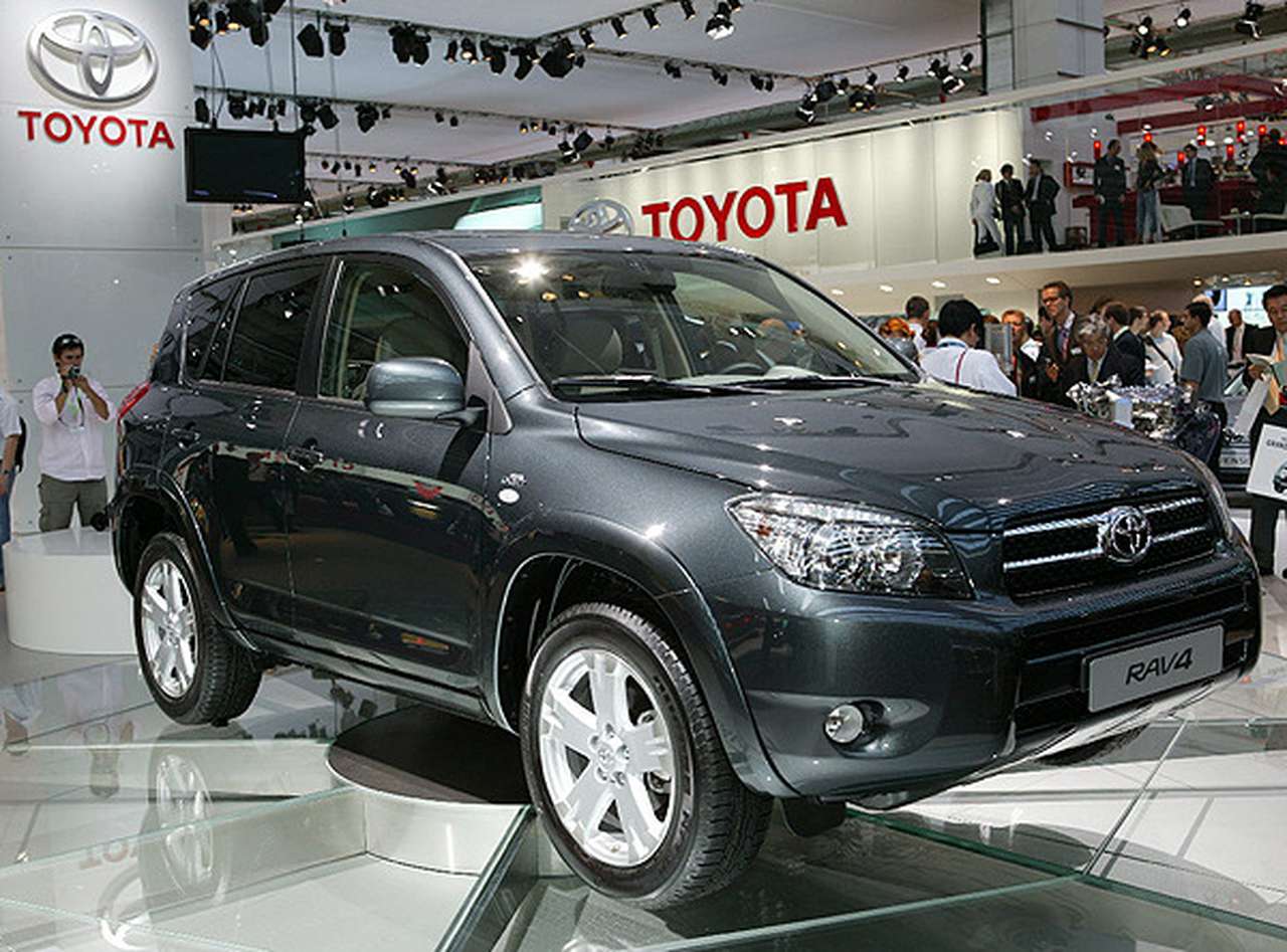 Toyota RAV4 стал больше и мощнее