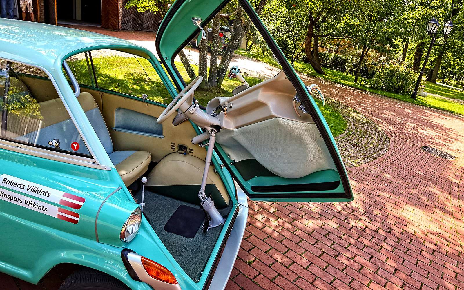 Звуки открытой машины. BMW 600. BMW Isetta 600. Автомобиль с дверью спереди. Автомобиль с открытой дверью.