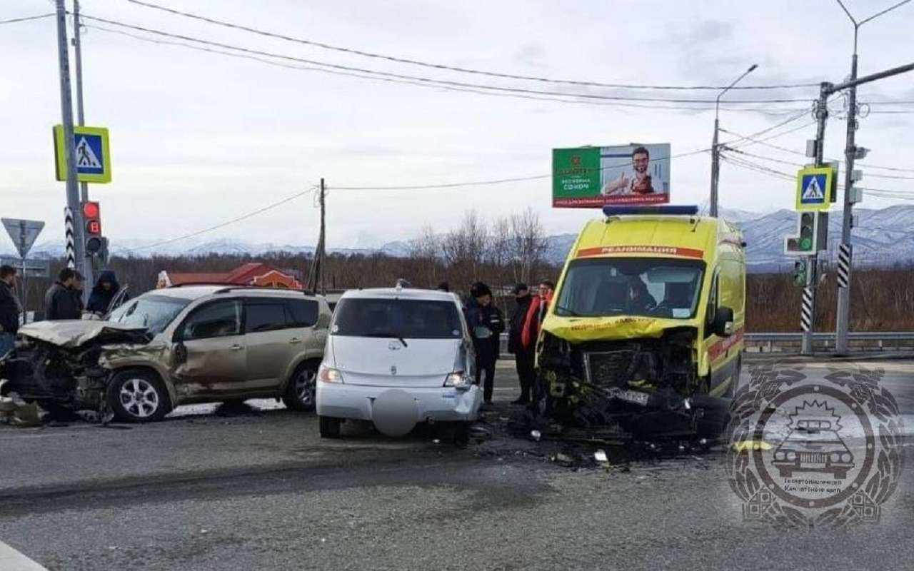 Скорая с тяжелобольным пациентом врезалась в иномарку