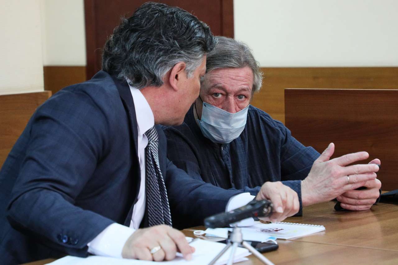 «Ничего не помню»: Ефремов не признал вину в смерти Захарова