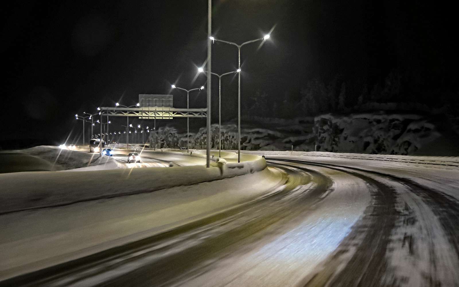 Мурманские авто. Дорога на Мурманск зимой. Мурманск зима дорога машины. Ночная дорога Мурманск. Трасса Питер Мурманск зимой.