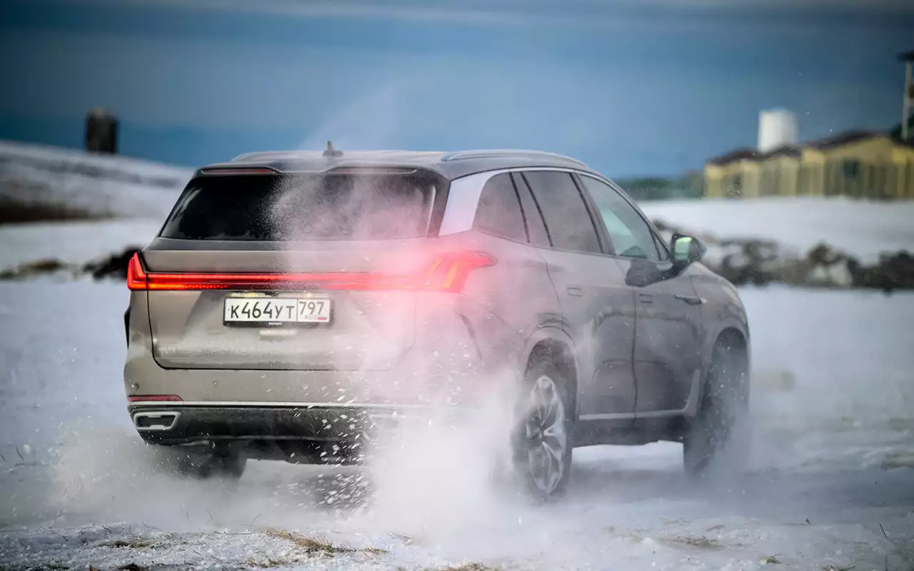 Большие свесы и непрактичные бамперы намекают, что ­полный привод здесь лишь для уверенности в дождь и снег.