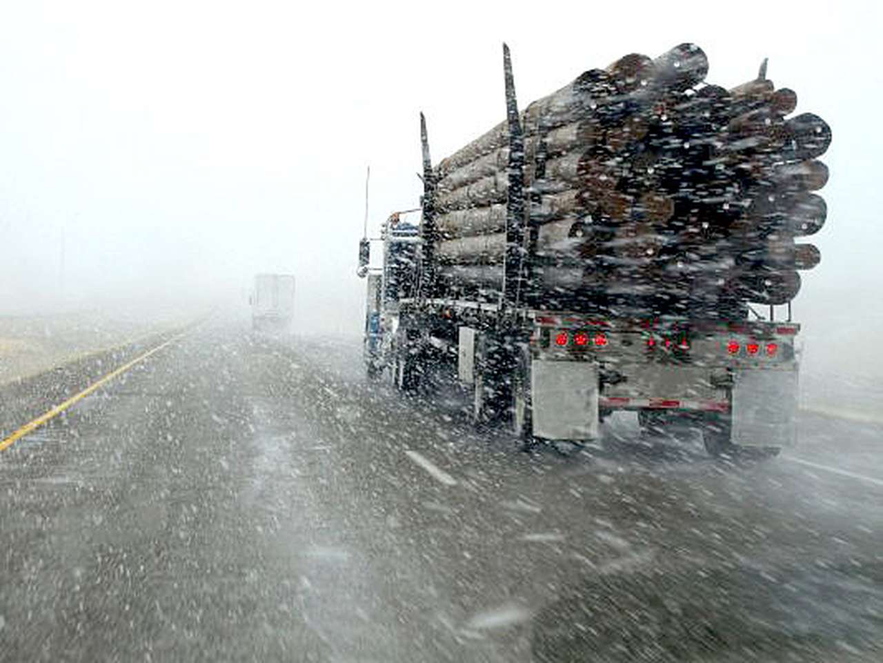 В Ленинградской области столкнулись три большегруза 