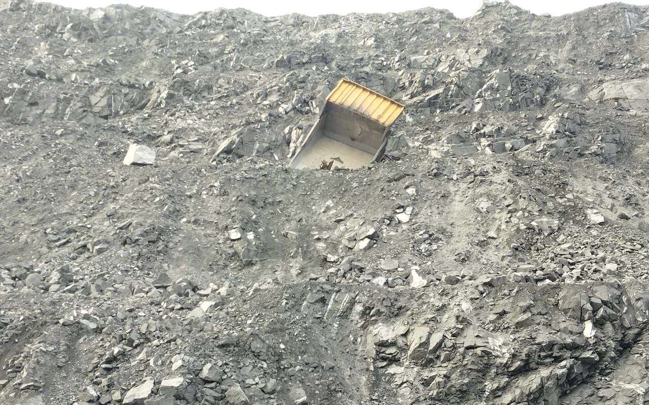 На Урале водитель погиб в сорвавшемся с огромной высоты БелАЗе