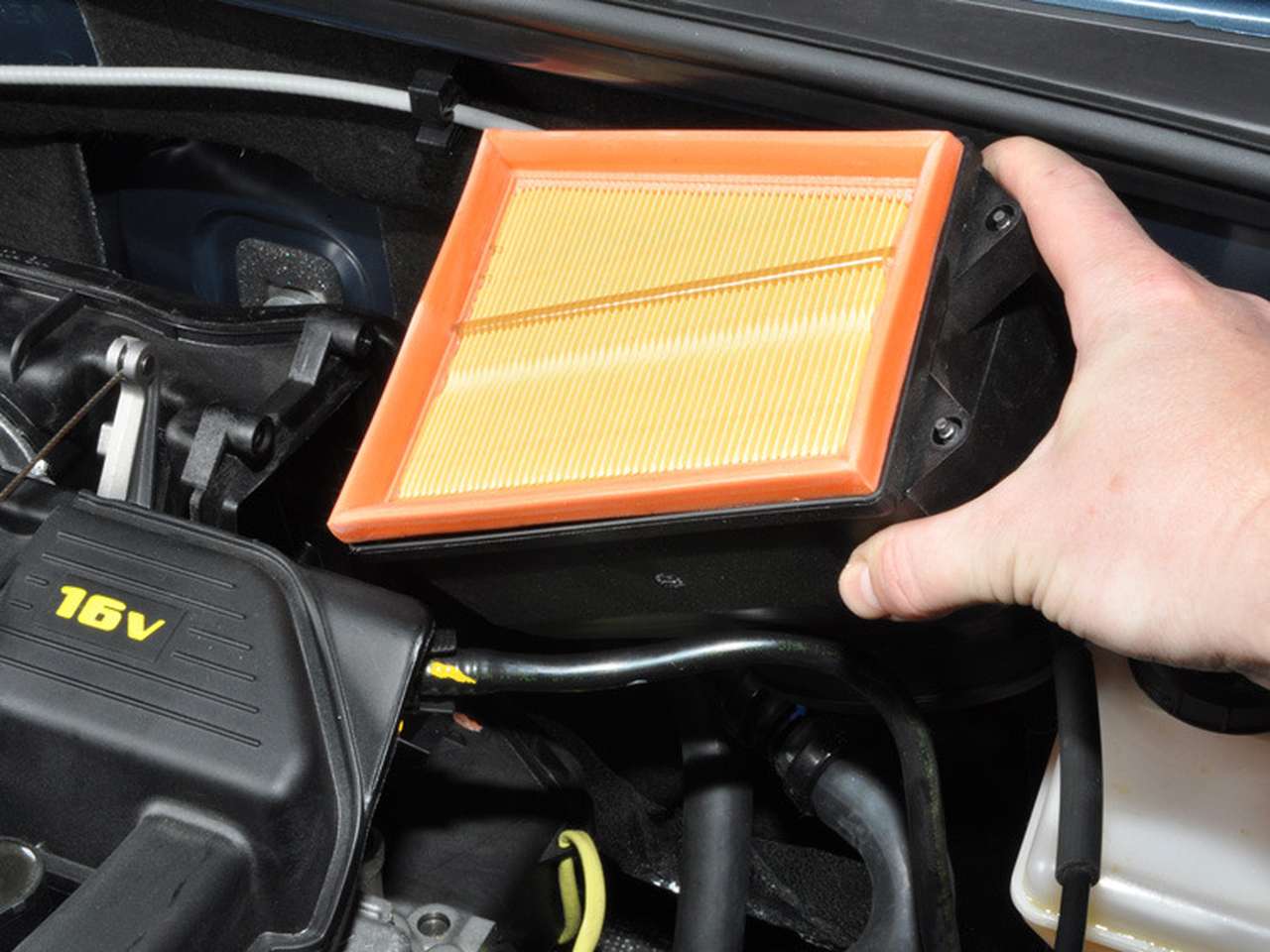 Замена сменного элемента воздушного фильтра 16-клапанного двигателя Renault Logan/Sandero