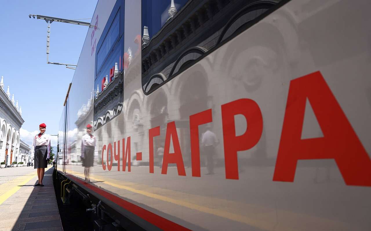 Первый в этом курортном сезоне ретропоезд стартовал из Сочи в Гагру