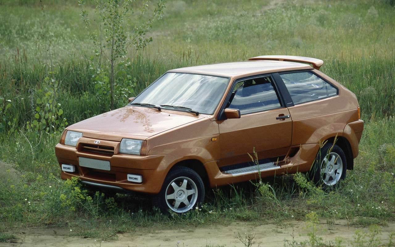 ВАЗ-210834 Тарзан — полноприводный вариант с продольным двигателем и узлами Нивы, с дорожным просветом 220 мм от фирмы «Лада-Консул». На машины ставили двигатели 1,7 и 1,8 литра. Делали подобные модификации и на основе ВАЗ-21093 и ВАЗ-21099.