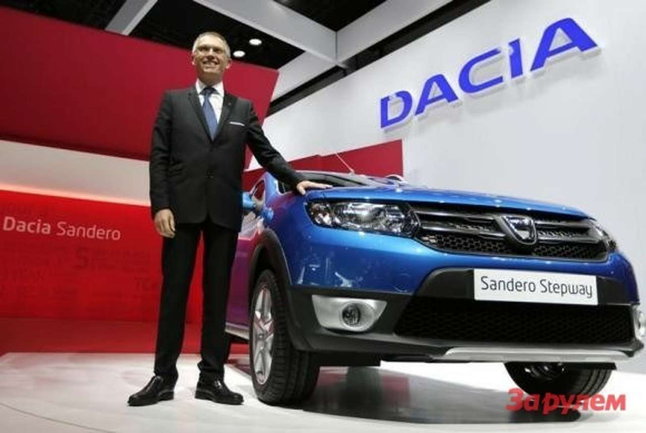 Бывший операционный директор Renault Карлос Таварес позирует у  Dacia Sandero на Парижском автосалоне 2012 года.  С тех пор Таварес  стал руководителем конкурентов - возглавив  PSA Peugeot-Citroen 