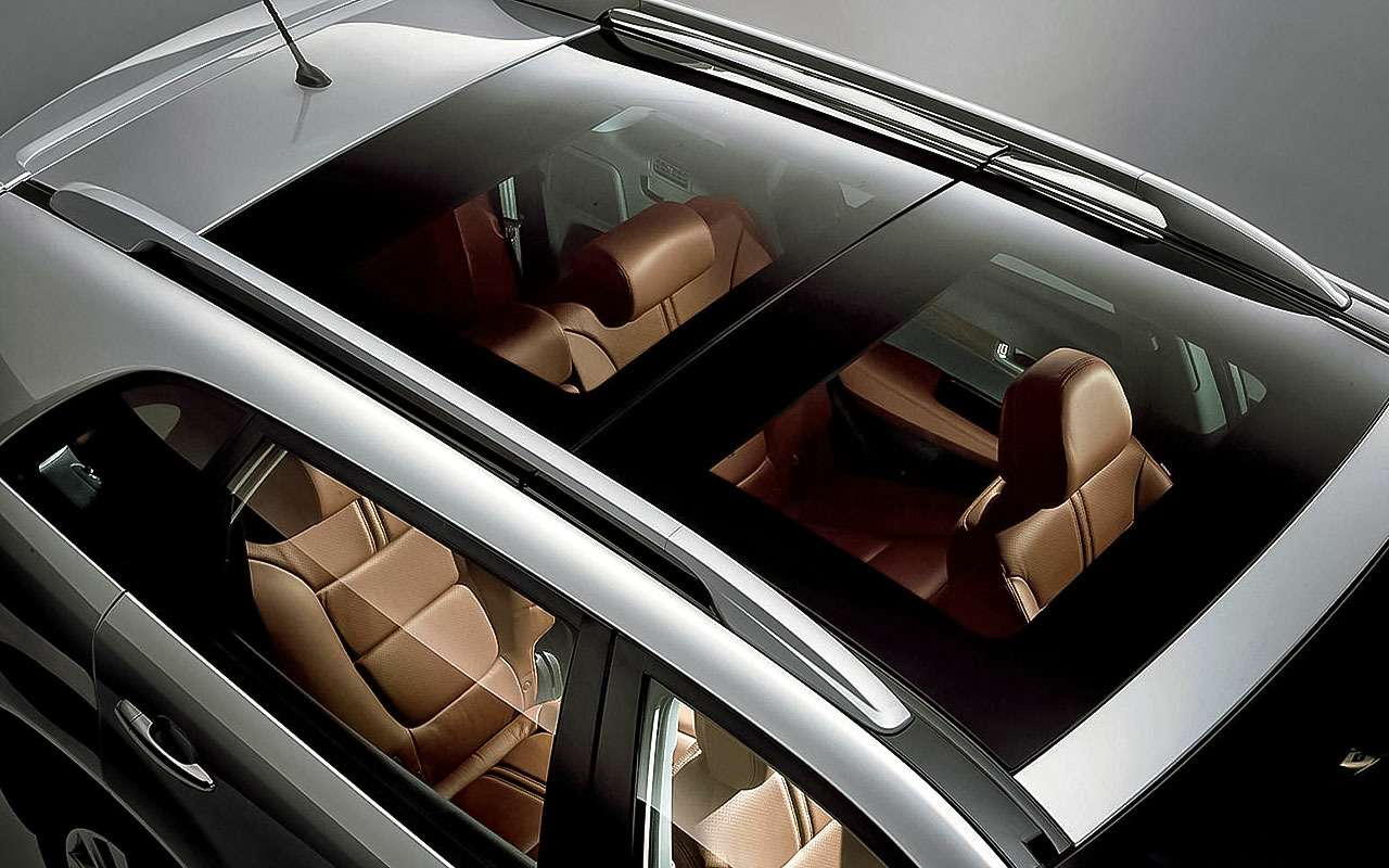 Панорамная крыша заставляет осторожней выбирать место парковки. А любой люк рано или поздно потеряет герметичность.