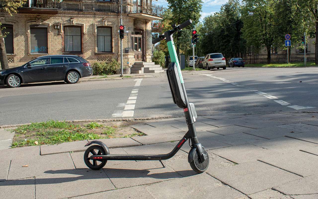 Батюшка на электросамокате мчался по дороге, нарушая ПДД