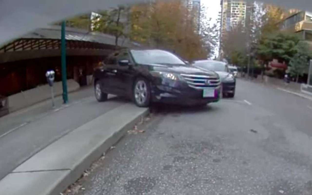 Эффектная парковка — даже сам водитель такого не ожидал