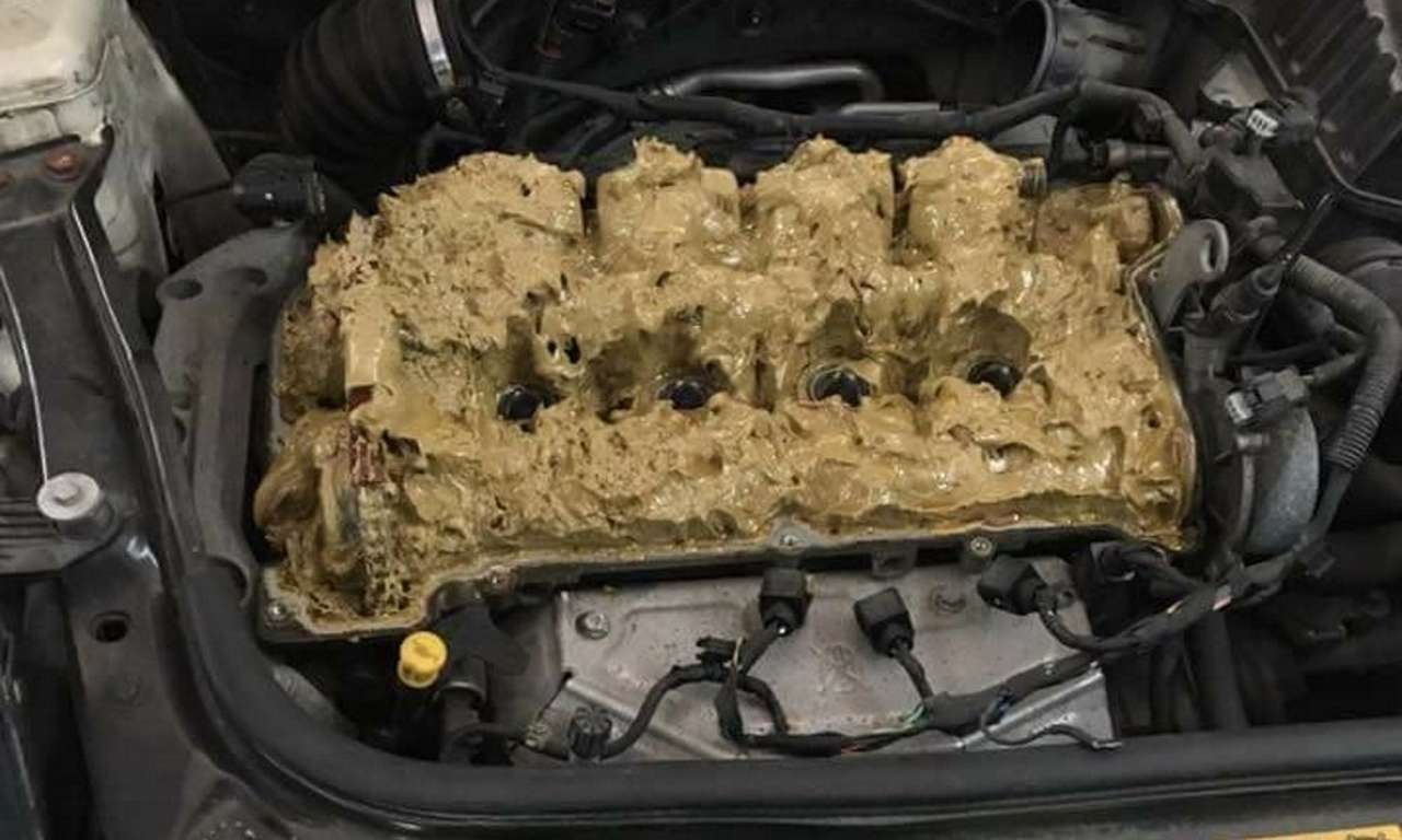 Не пытайтесь повторить: девушка залила в мотор Mini стеклоомывающую жидкость