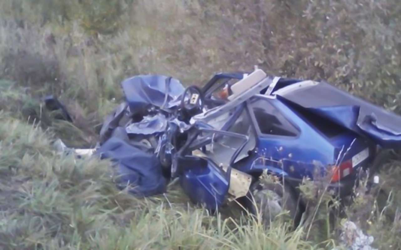 Спасатели с трудом достали тела погибших из разбитого автомобиля