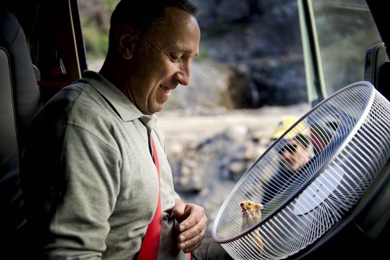 Управлять грузовиком Volvo по силам даже хомяку (ВИДЕО)