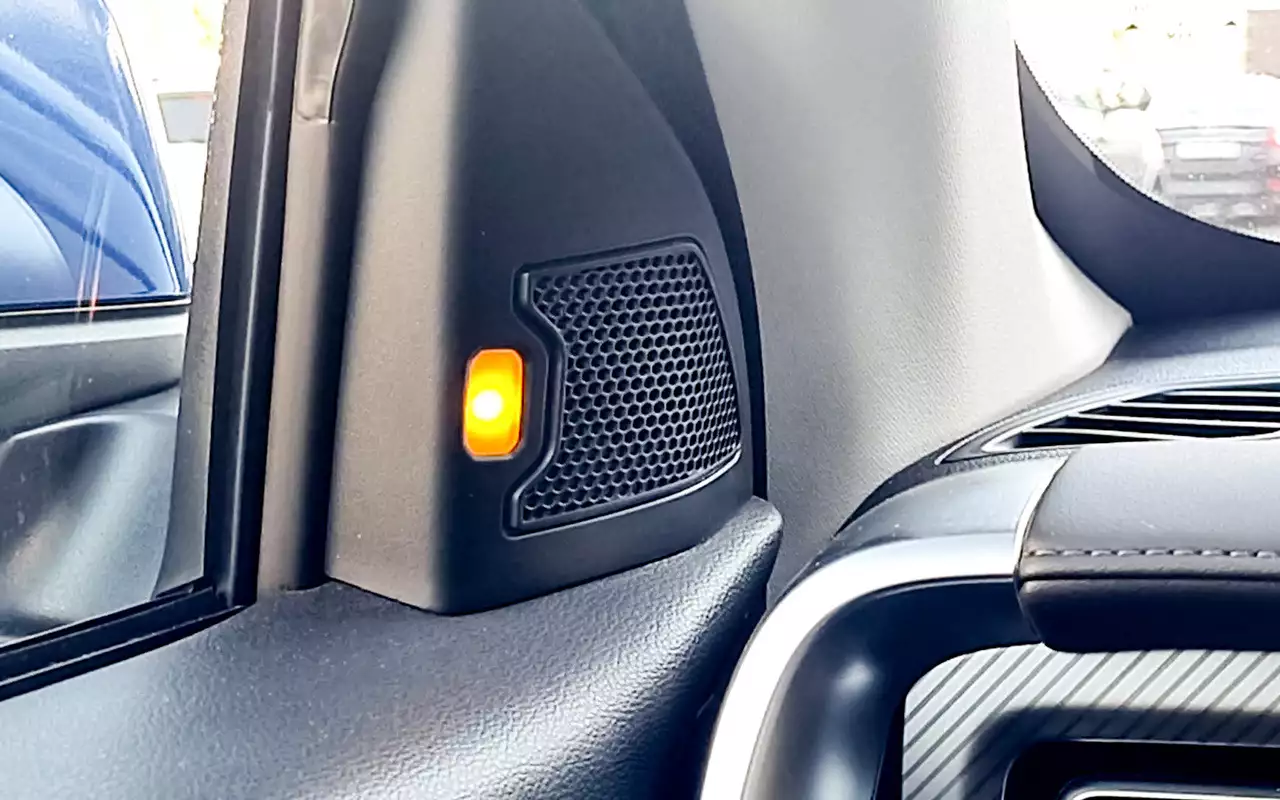 Индикатор мониторинга слепых зон расположен в салоне Great Wall Poer.