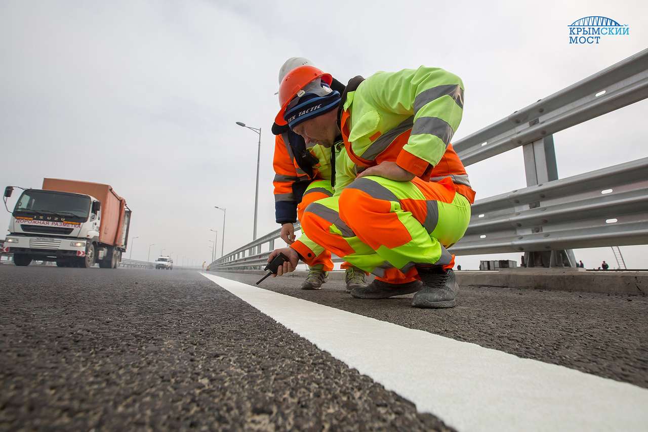 Открытие уже скоро: на Крымский мост начали наносить разметку!