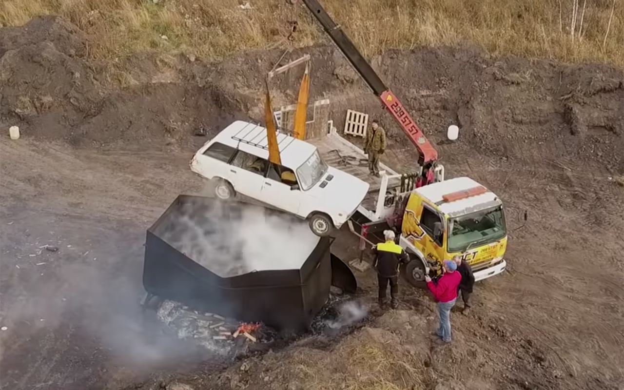 Новосибирские блогеры сварили суп из Жигулей