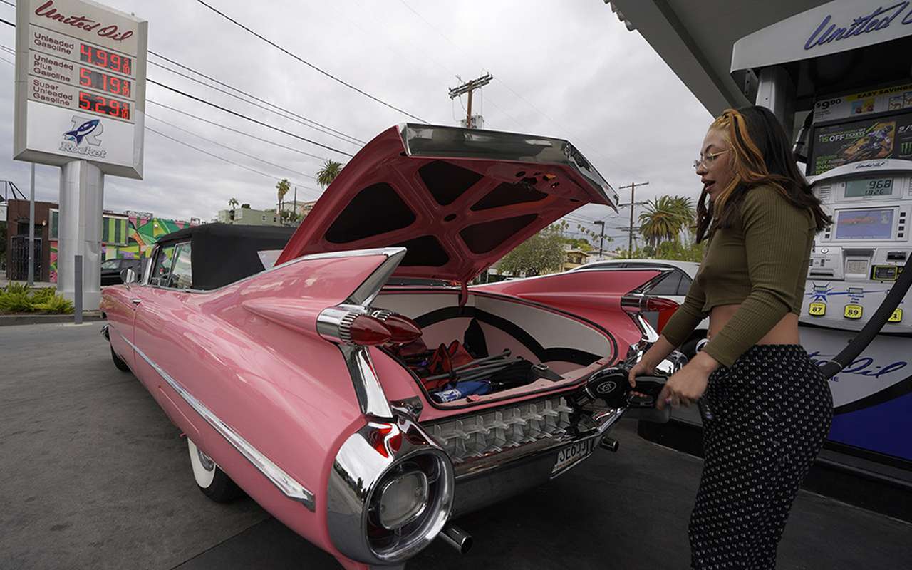 В США дорожает бензин. Байден оправдывается