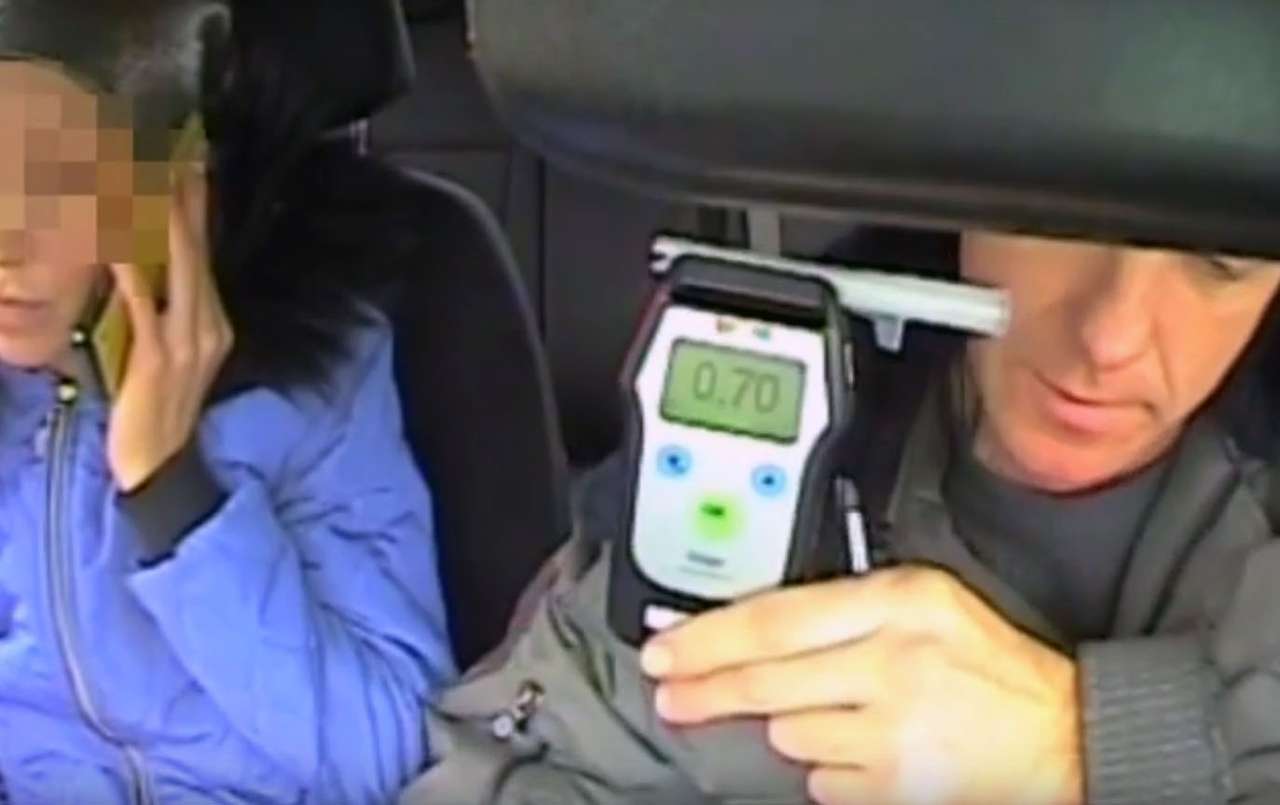 Пьяная, за рулем, с тремя детьми — горе-мать попалась полиции в Красноярском крае