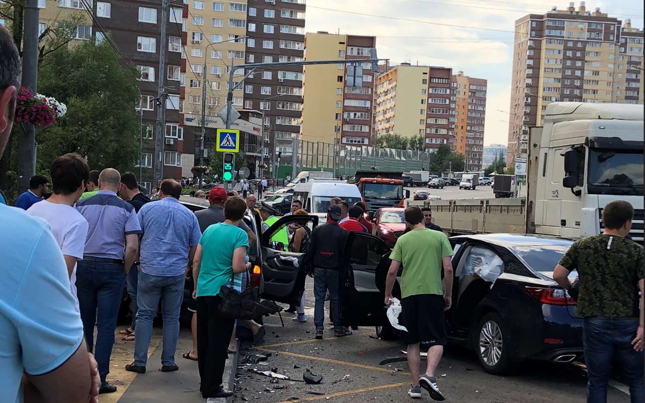 «Они устроили гонку»: BMW X5 вылетел на тротуар в Москве. Есть раненые