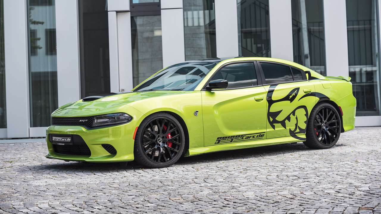 Немцы пытаются разозлить Dodge Charger SRT Hellcat