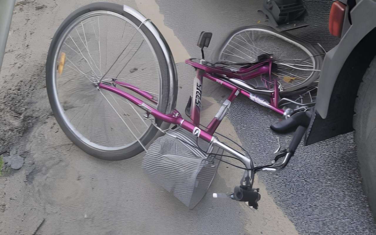 Велосипедист попал под фуру и чудом остался жив