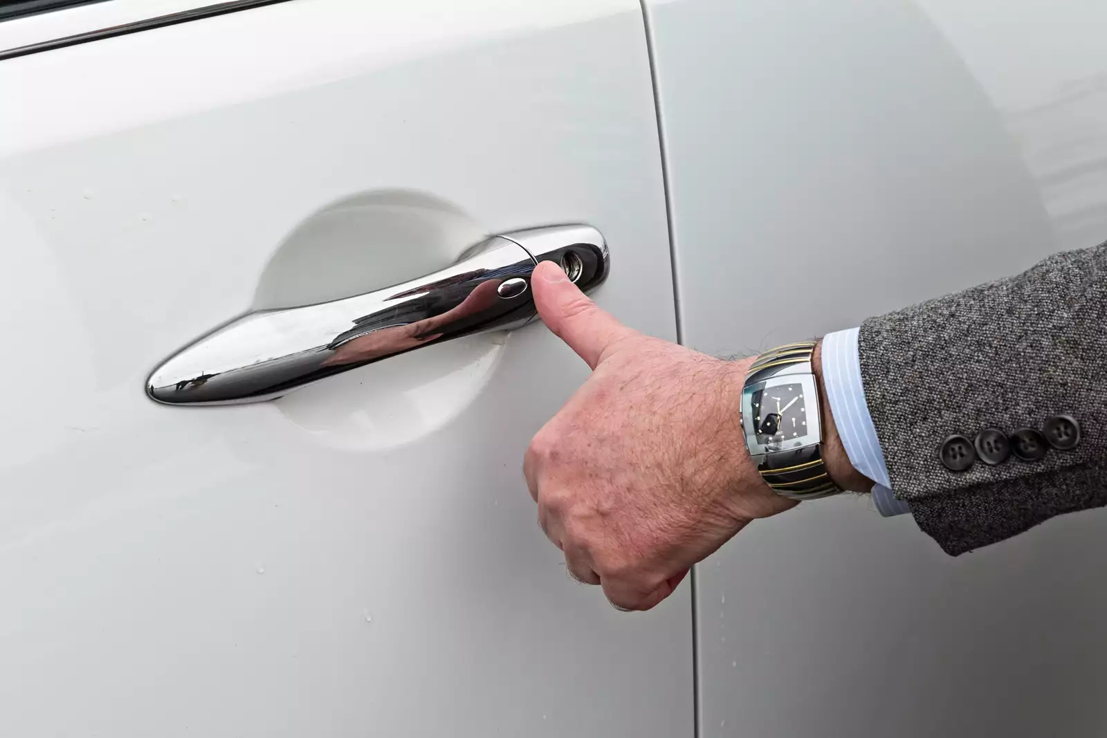 Дверь машины. Как закрыть работающую машину с бесключевым доступом. Кнопка в ручку двери авто. Без ключевой доступ к авто. Как закрыть работающую машину с бесключевым доступом.