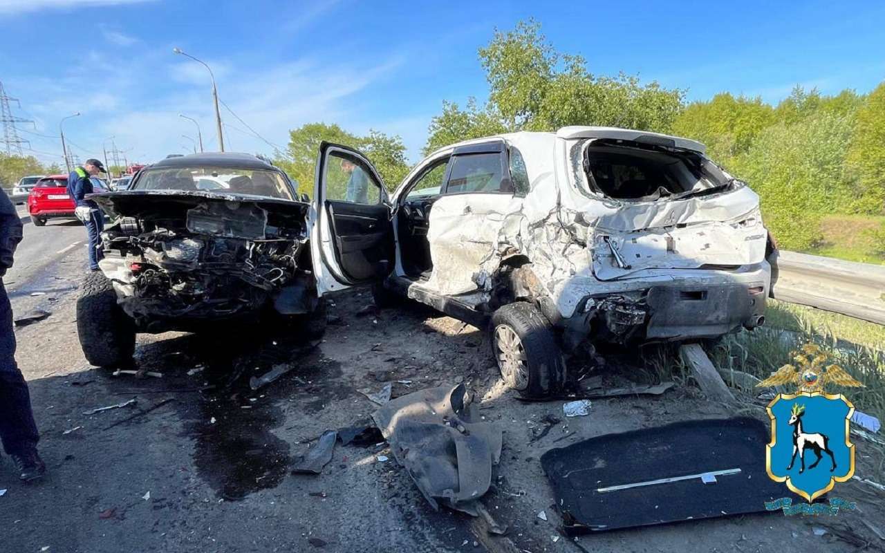 Автобус и 5 легковушек столкнулись в Самаре: что известно о страшном ДТП