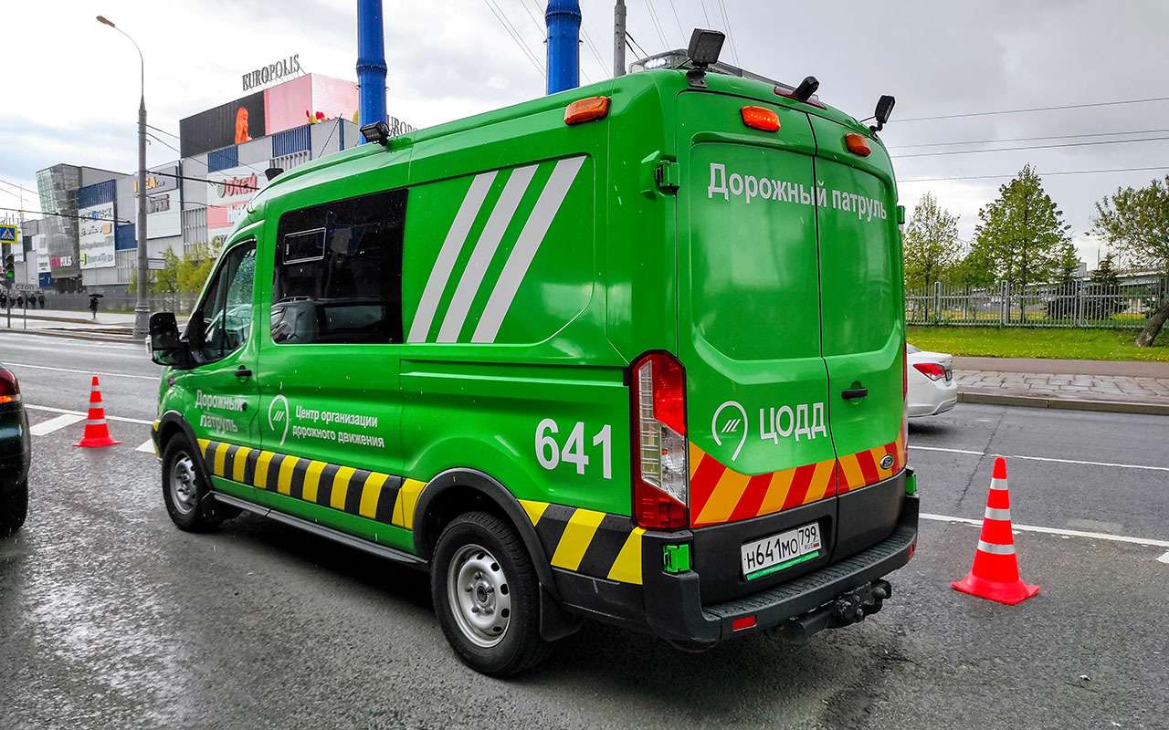 Снаружи Транзиты дорожного патруля увешаны оранжевыми маячками и рабочим светом. Сзади фаркоп, спереди лебедка. При необходимости легко поставят на колеса перевернувшуюся машину.