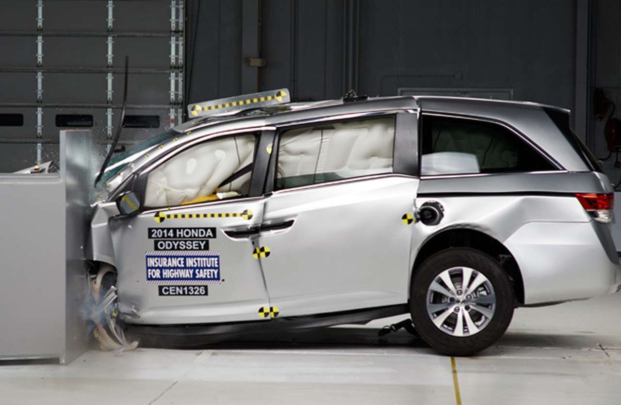 Минивэн Honda Odyssey подвергли краш-тесту с малым перекрытием