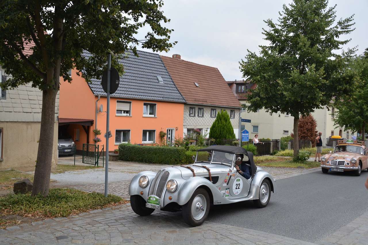 Спортивные успехи BMW 328 сделали марку знаменитой. Трудно поверить, что для этого хватило 2 л рабочего объема и 80 лошадиных сил. Славный автомобиль с итальянским экипажем победил и в этом ралли.