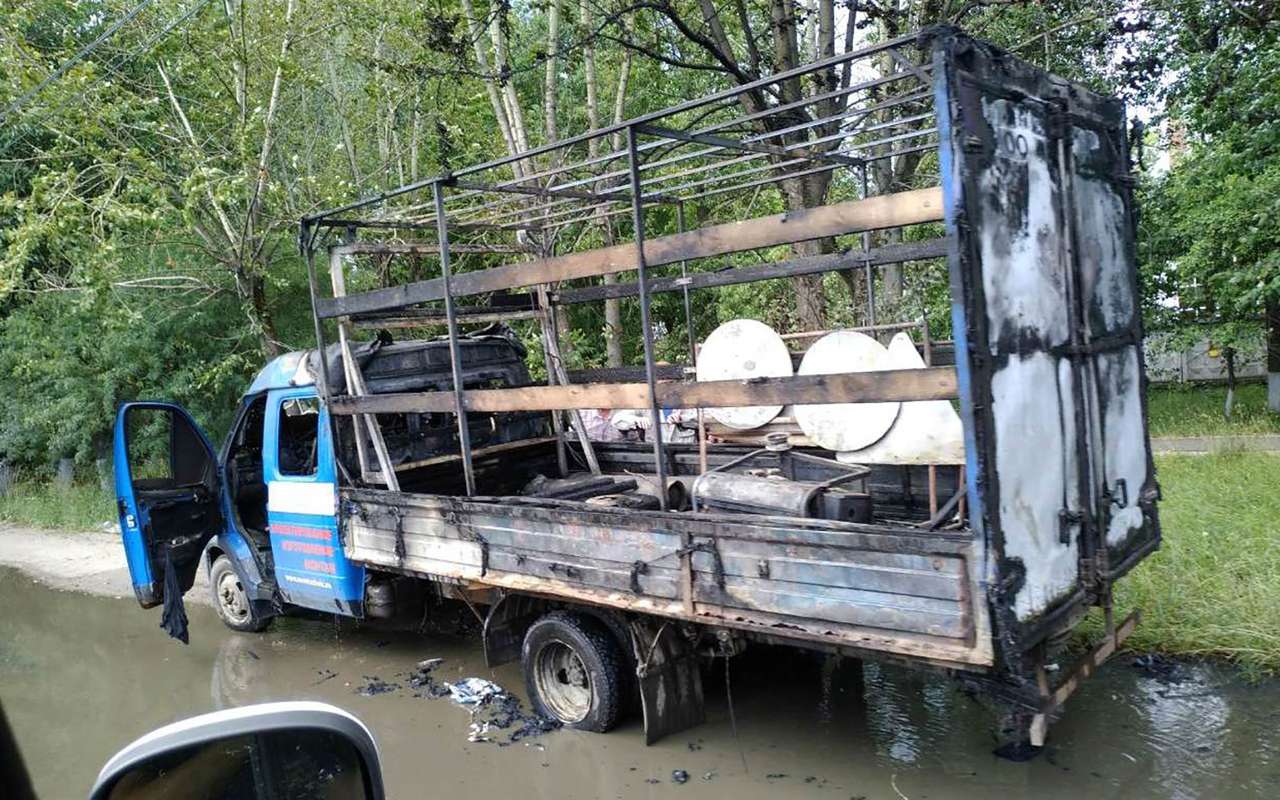 Ассенизаторы потушили горящую ГАЗель. Но стоило ли?