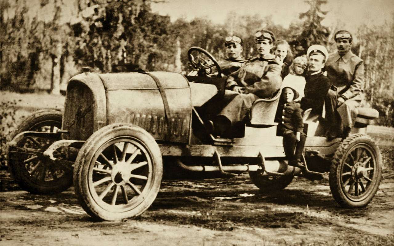 В Петрограде до 1919 года понемногу собирали Руссо-Балты из вывезенных из Риги деталей. Строго говоря, их можно считать последними автомобилями империи и первыми советскими.