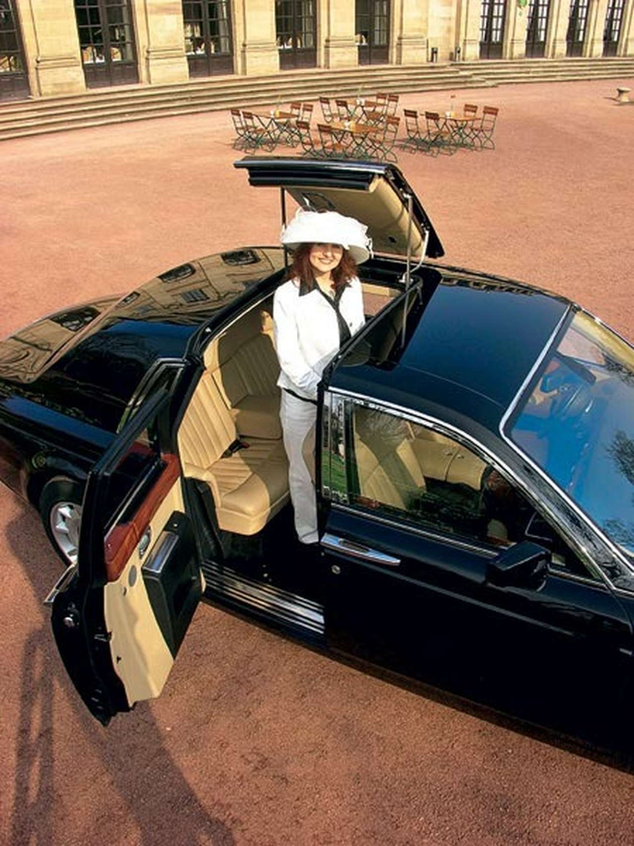 Королеве не пристало кланяться, а теперь – и не нужно. Роскошная шляпка тоже не помеха. Открывающийся фрагмент крыши изнутри обит точно так же, как и остальной потолок.