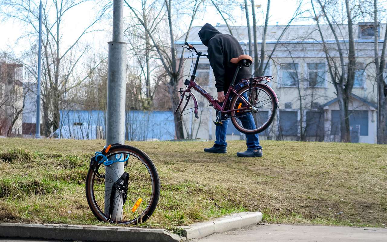 Если запереть только колесо, то вор может утащить всё остальное!
