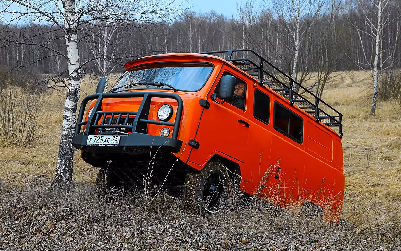 УАЗ СГР Экспедиция. Цена в России: 991 900 ₽. Кенгурин и силовой бампер разозлили добродушную мордашку «буханки». Лебедка redBTR со стальным тросом развивает усилие 4,3 тонны.