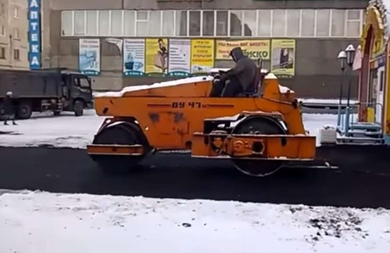 Зима работе не помеха — асфальт уже кладут на снег!