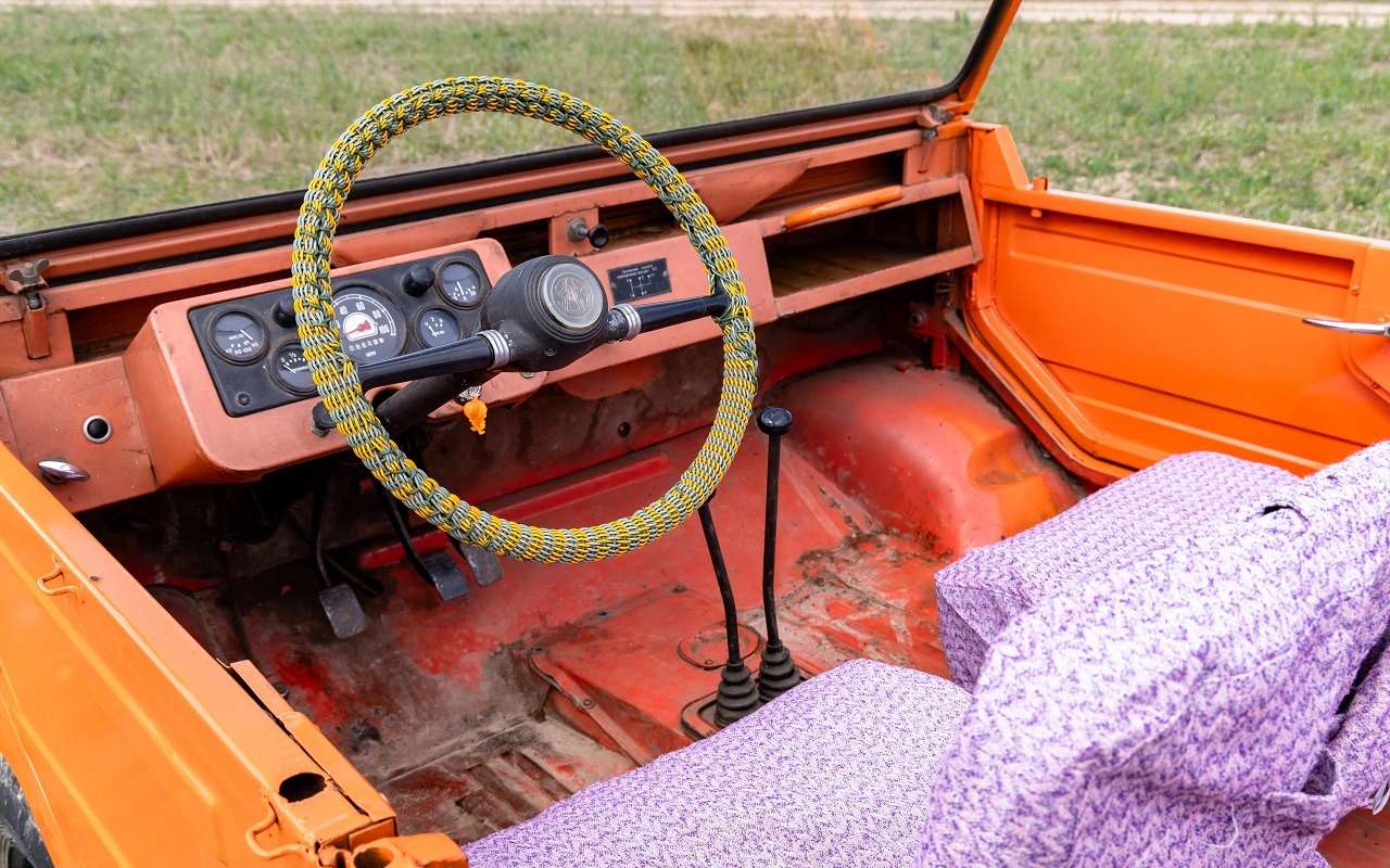 Интерьер сделан в стиле «проще некуда». Но сидеть, как ни странно, довольно удобно.