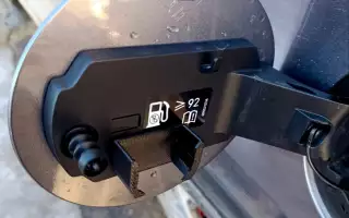 Крышка лючка бензобака Chery Tiggo 7 Pro Max. Вроде бы можно заливать АИ‑92, но стоит ли?