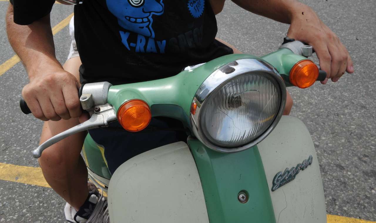 Гаишник сломал водителю скутера ключицу за езду без шлема