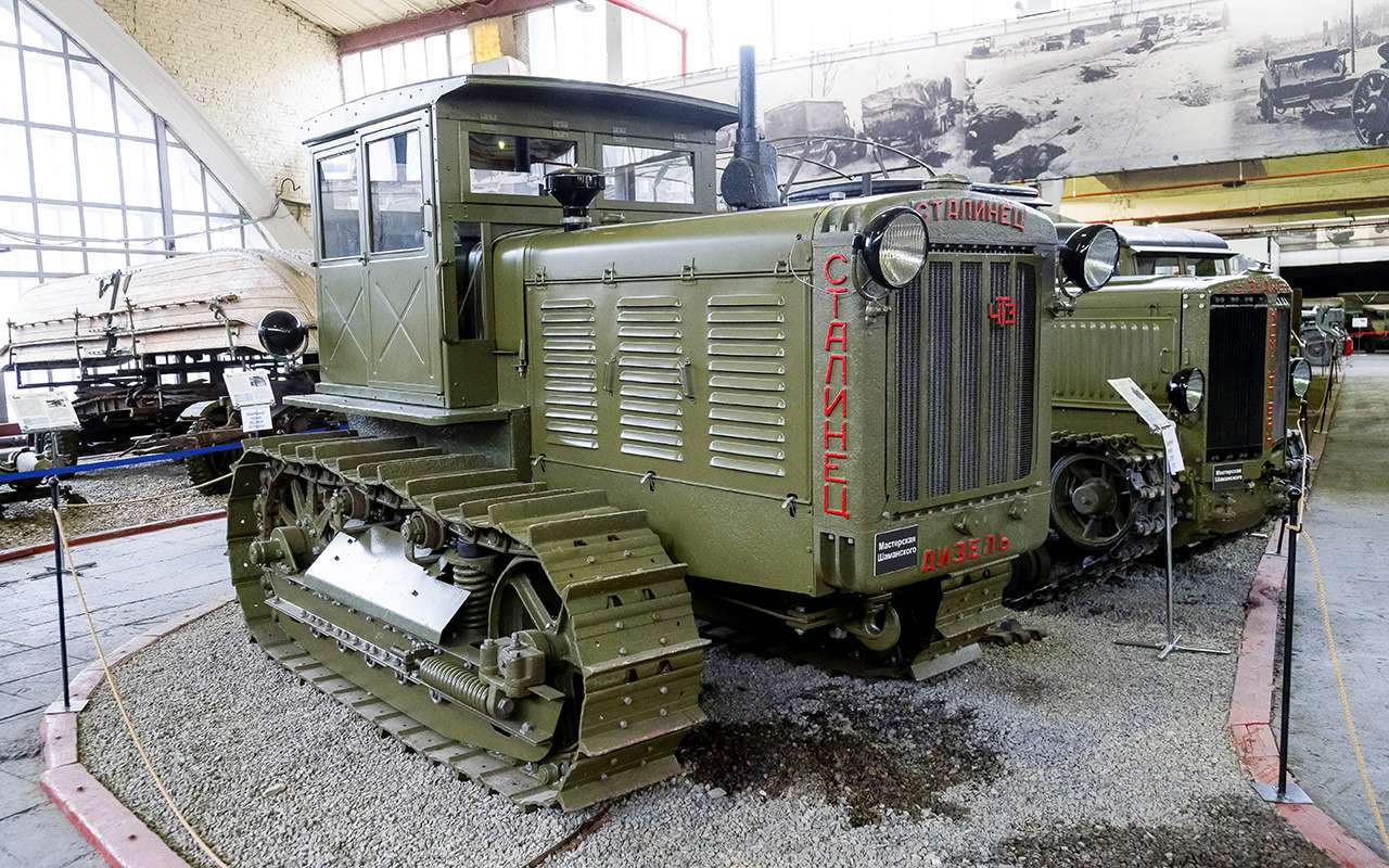 Трактор Сталинец выпускался на Челябинском тракторном заводе – спереди его эмблема.