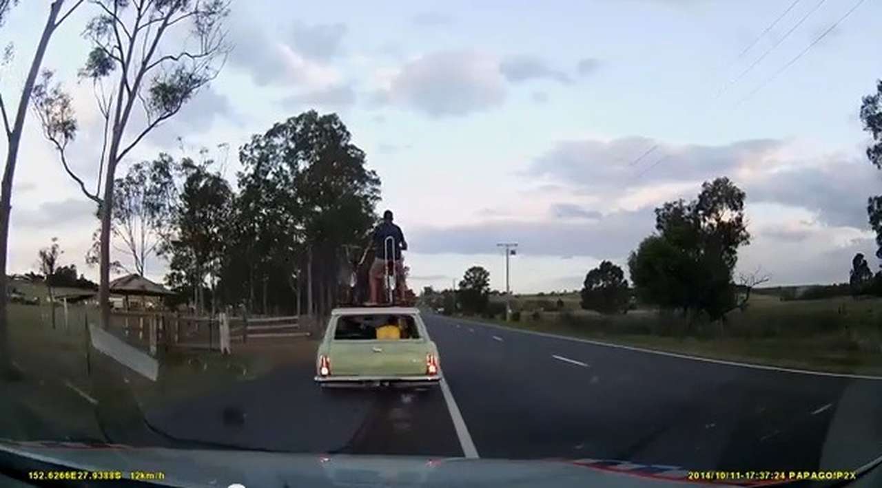 Катание мужа на крыше машины оставило жену без прав (ВИДЕО)