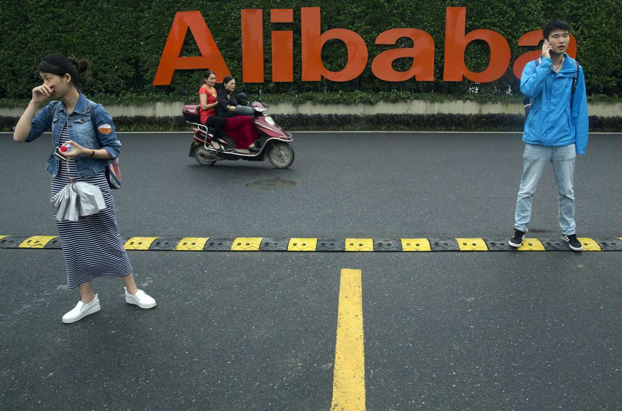 Alibaba начинает продавать машины, как банки газировки
