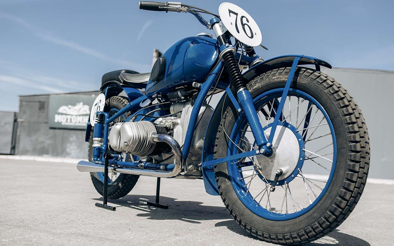 СМЗ М-76. В 1946 г. Серпуховский мотозавод поступил в подчинение ЦКБ мотоциклостроения на правах опытного цеха. Одно из направлений работы ЦКЭБ – совершенствование конструкций машин советских мотозаводов. Так, когда в 1946 году в Ирбите начали выпускать спортивный мотоцикл М-75, в Серпухове взялись за его доводку. На мотоцикле с индексом М-76 заменили чугунные цилиндры алюминиевыми, поставили новые распредвалы и спроектировали новую систему смазки. Мощность двигателя – 38 л.с., вариант для рекордных заездов показал скорость 206 км/ч.