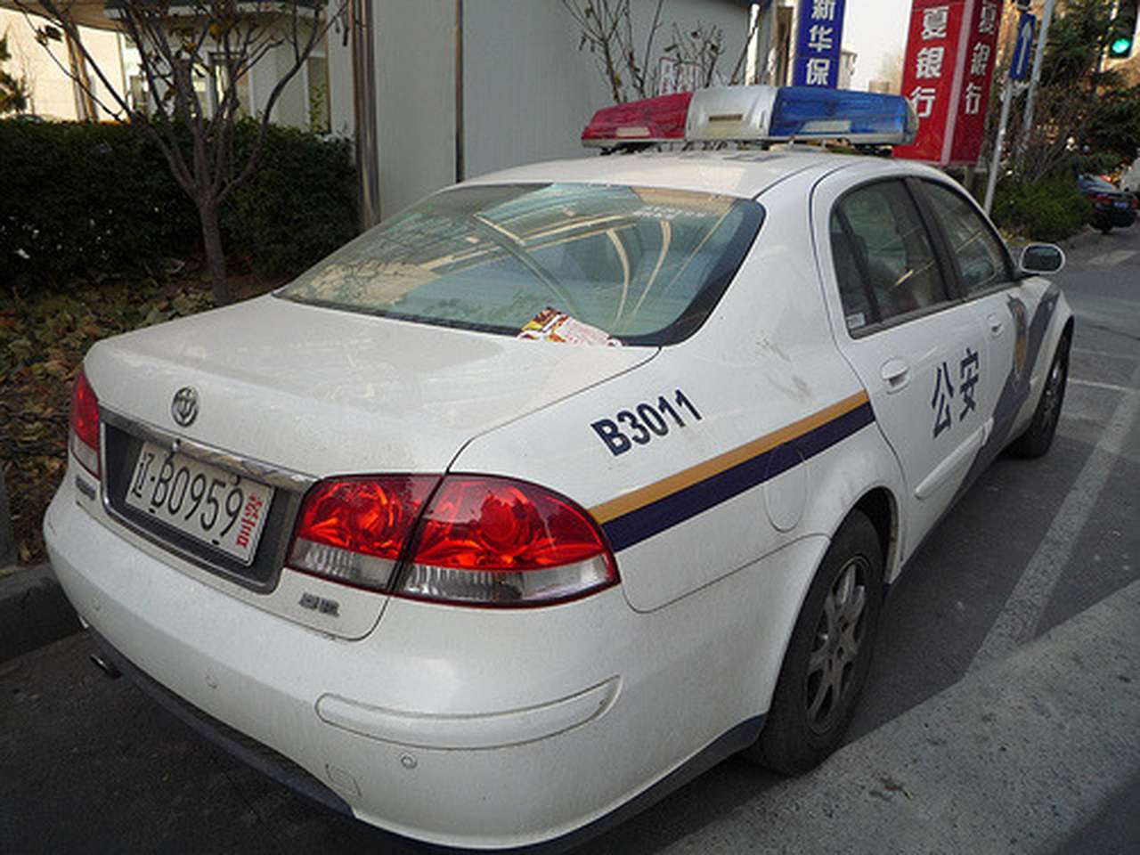 Китайского полицейского едва не линчевали за пьяное ДТП